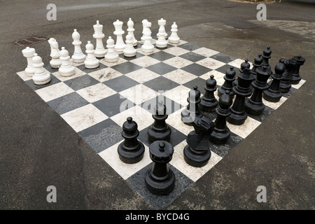 Stücke dargelegt zu start / beginnen Übergröße / große / riesige / big Schachspiel in einem öffentlichen Park in Genf / Genève, Schweiz Stockfoto