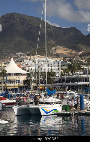 Katamaran in Puerto Colon gehen auf Whale watching Tour, Costa Adeje, Playa de Las Americas, Teneriffa, Spanien Stockfoto