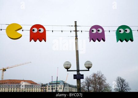 Schweizer Weihnachtsbeleuchtung in Form von Pac Man / Pac Männer / Pacman-Videospiel-Charaktere von Lac / Lake Geneve. Genf. Schweiz. Stockfoto