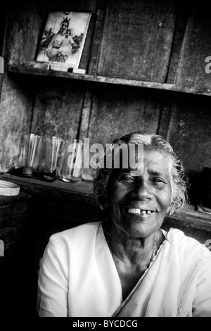 Eine ältere Frau sitzt in ihrem Tee-Stall in Alappuzha (aka Alleppey) in Kerala, Indien. Stockfoto