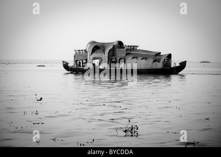 Ein traditionelles Hausboot, gebaut von Holz und Stroh Materialien auf den Backwaters in der Nähe von Alappuzha (aka Alleppey) in Kerala, Indien. Stockfoto