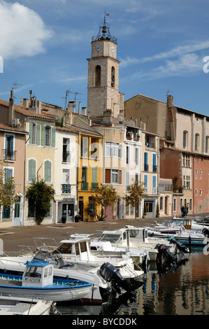 Kaimärhäuser auf dem Miroir aux Oiseaux, Canal Saint Sébastien, Martigues ('das Venedig der Provence') & Kirche St. Maria Magdalena Provence Frankreich Stockfoto