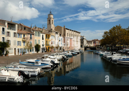 Blick auf die Häuser am Kai auf dem Miroir aux Oiseaux, Canal Saint Sébastien, Martigues ('das Venedig der Provence'), Provence Frankreich Stockfoto