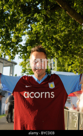 Nigel Kennedy Geiger vorgibt, mich am Treidelpfad am Henley Festival, Henley on Thames umarmen wo er vollbringt Stockfoto