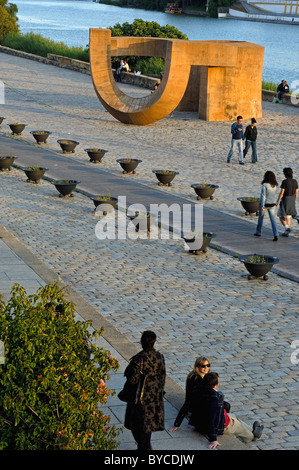 Denkmal für Toleranz (von Eduardo Chillida) bei Muelle De La Sal. Sevilla (Sevilla). Andalusien. Spanien Stockfoto