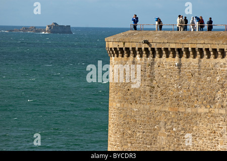 Touristen, Blick auf das Meer von der Spitze des Bidouane Turm, Saint Malo, Bretagne, Frankreich. Stockfoto
