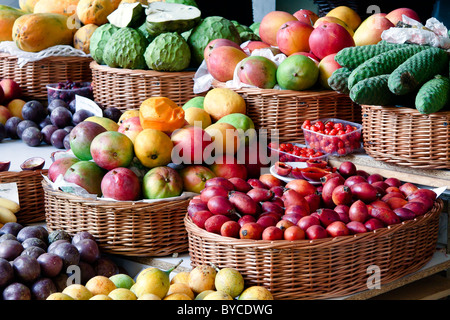 Nahaufnahme eines Obst-und Gemüse Stall in Funchal-Markthalle Stockfoto