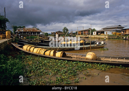 Leere Körbe in Fischerbooten am Inle-See unter Gewitterhimmel, Nyaungshwe Dorf, Burma. Stockfoto