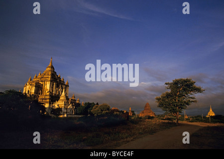 Thatbyinnyu Tempel mit anderen in der Ferne bei Sonnenaufgang, Bagan, Myanmar. Stockfoto