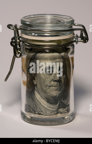 Einmachglas mit eine Rechnung $100 im Benjamin Franklin Gesicht zeigen. Stockfoto