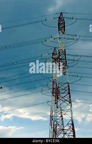 Strommasten gegen einen stürmischen Himmel. Stockfoto