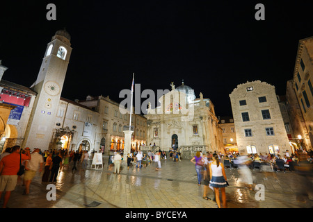 Der Glockenturm und die Kirche auf Luza-Platz in der Altstadt Altstadt dalmatinischen Küste, Dubrovnik, Kroatien Stockfoto