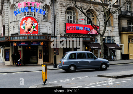 Novello Theatre mit Betty Blue Eyes Plakate, Aldwych, London, England, UK Stockfoto