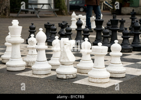 Stücke dargelegt zu start / beginnen Übergröße / große / riesige / big Schachspiel in einem öffentlichen Park in Genf / Genève, Schweiz Stockfoto