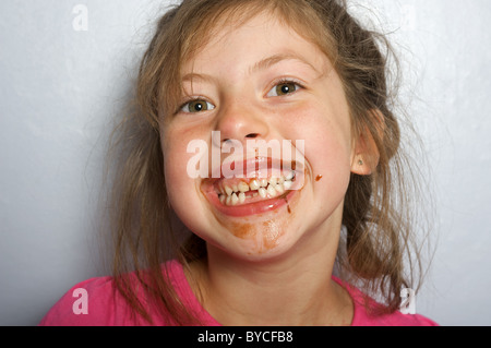 Junges Mädchen mit Schokolade bedeckte Gesicht Stockfoto