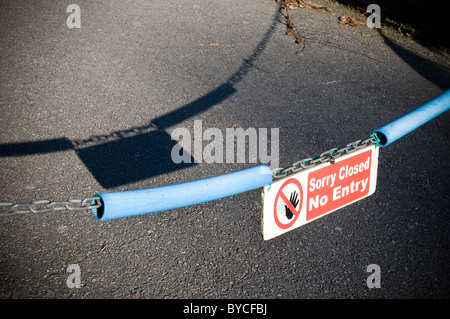 Leider geschlossenen No Entry-Schild an Kette Stockfoto