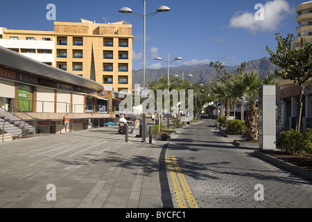 Avenida de España, einer Straße in Costa Adeje, Playa de Las Americas, Teneriffa, Spanien Stockfoto