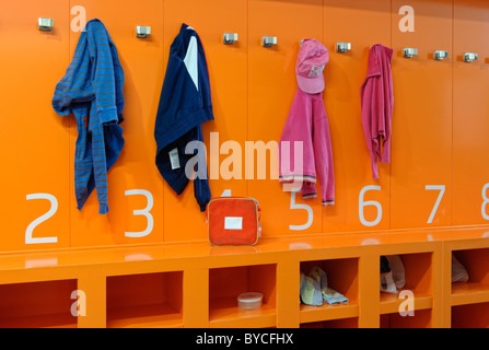 Schule-Garderobe mit Jacken und Rucksäcke Stockfoto