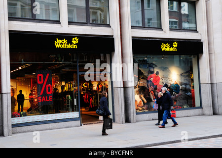 Jack Wolfskin Outdoor Bekleidung Shop, Long Acre, Covent Garden, London, England, Vereinigtes Königreich Stockfoto