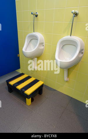 Öffentliche Urinale mit Schritt für Kinder Stockfoto