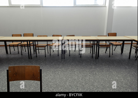 Tische und Stühle in einem leeren Klassenzimmer Stockfoto
