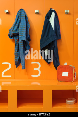 Schule-Garderobe mit Mäntel hängen Stockfoto