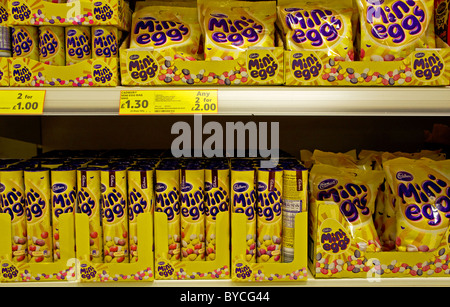 Cadbury Mini Eiern in britische Supermarktkette Stockfoto