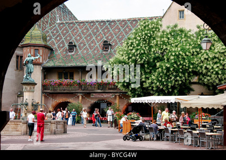 Blick auf eine Statue und eine Gruppe von Menschen, die in einem Innenhof in Straßburg Frankreich Sehenswürdigkeiten Stockfoto