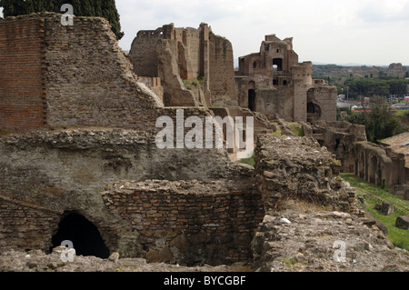 Die Ruinen einiger Gebäude auf dem Palatin. Rom. Italien. Stockfoto