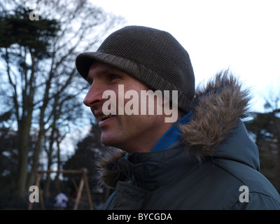 glücklicher Mann im Park, winter Stockfoto