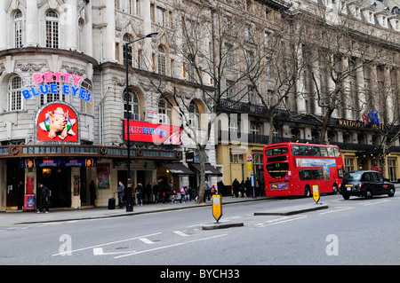 Straßenszene mit Novello Theatre und Waldorf Hotel, Aldwych, London, England, Vereinigtes Königreich Stockfoto