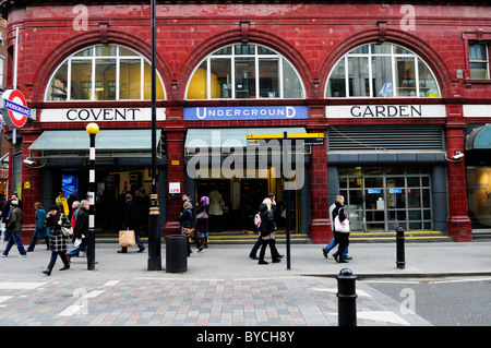 Covent Garden U-Bahn Station Eintritt Hausfassade, Long Acre, London, England, UK Stockfoto