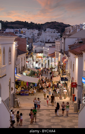 Albufeira, Portugal Haupteinkaufsstraße in der Abenddämmerung Stockfoto