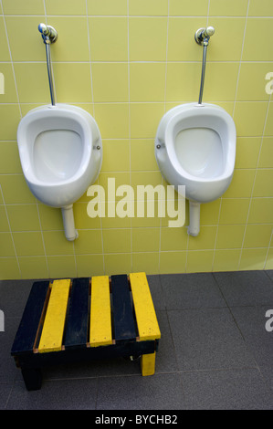 Öffentliche Urinale mit Schritt für Kinder Stockfoto