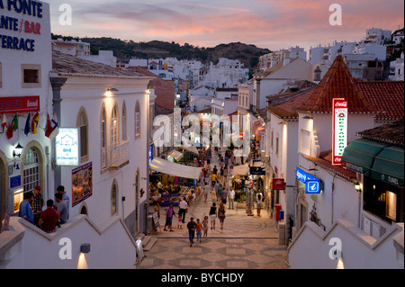 Albufeira, Portugal Haupteinkaufsstraße in der Abenddämmerung Stockfoto