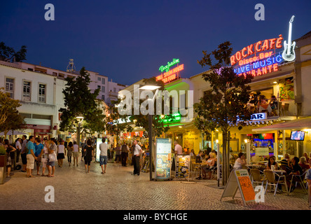 Albufeira, Portugal Hauptplatz bei Nacht Stockfoto