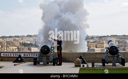 Die begrüssende Batterie in Valletta, Malta. Abfeuern der Waffe am Mittag. Stockfoto