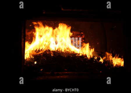 Hitze und Flammen im Kamin Feuer eines Kessels Stockfoto