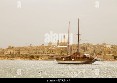 Eine Yacht vor Anker im Hafen von Sliema. Auf der Suche nach Valletta, Malta. Stockfoto