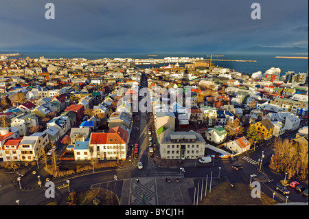 Reykjavík Südwest Island Vogelperspektive Häuser Dächer Farbe gefärbt Islands größte Stadt wichtigsten Sonne Sonnenuntergang Straße Straße Weg coa Stockfoto