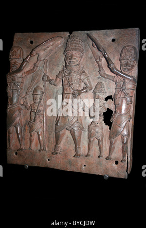 Messingplakette zeigt die Oba von Benin mit Begleiter Stockfoto