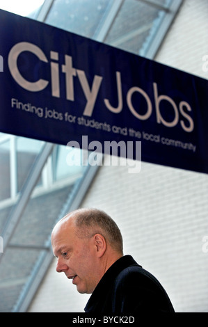 MP Chris Grayling bei einem Besuch in Brighton City College Stockfoto