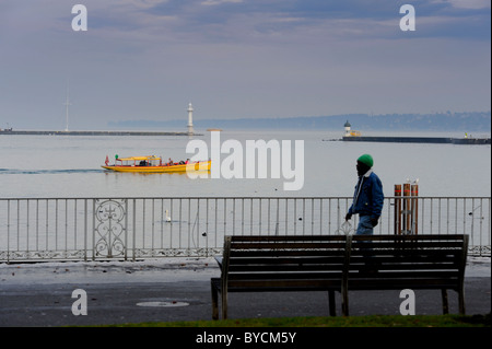 Eine gelbe Fähre, die am Ufer der Stadt Genf am Genfer See vorbeifährt. Stockfoto