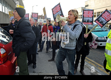 Eine kleine Gruppe von Demonstranten schreien an Arbeitsminister Chris Grayling während eines Besuchs in einem Jobcenter in Brighton Stockfoto