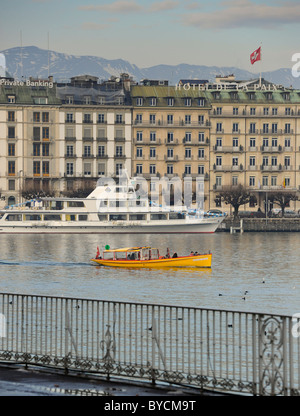 Eine gelbe Fähre in der Stadt Genf am Ufer des Genfer Sees Schweiz. Stockfoto