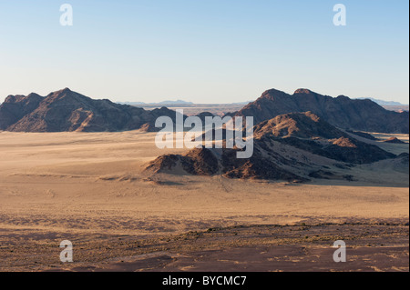 Naukluft Berge und der Tsauchab Ebenen aus Heißluftballon über der Namib-Naukluft-Park, zentral-Namibia. Stockfoto