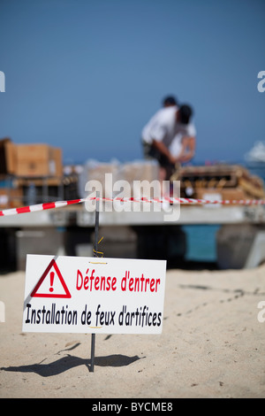 Arbeitnehmer, die Installation von Feuerwerk Bomben auf einem schwimmenden Floß am Strand anlässlich der 14. Juli St Tropez, Frankreich Stockfoto