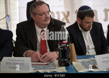 Rabbi Prof. Daniel Hershkowitz, Minister für Wissenschaft und Technologie, an ein Eckpfeiler, die Einstellung der Spatenstich für eine neue Nachbarschaft Stockfoto