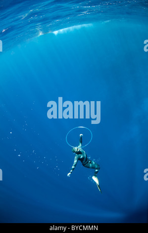 Freediver versucht, schwimmen durch die Luft Blasenring in einer Tiefe von Blue Hole, Dahab, Ägypten Stockfoto