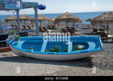 Blume-Boot auf Kamari Strand Kamari Santorini Stockfoto